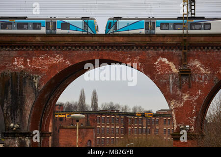 Stockport Cheshire Gtr Manchester une TransPennine Express société d'exploitation détenues par FirstGroup franchise. train le viaduc en briques historique Banque D'Images