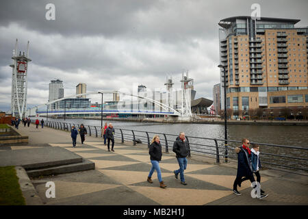 Manchester Ship Canal à Trafford Park Salford Quays, Manchester United Football fans en marchant le long du côté le match de Trafford Banque D'Images