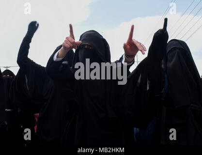 Srinagar, Inde. Le 05 Avr, 2018. Les filles du Cachemire crier des slogans pro-liberté au cours d'affrontements dans la région de Srinagar, la capitale d'été du Cachemire sous contrôle indien le 5 avril, 2018. Les étudiants ont manifesté dans de nombreuses régions du Cachemire contre les combattants armés et civils en Afrique du Cachemire. Vingt personnes dont 13 combattants armés, 4 civils et 3 militaires ont été tués dans trois fusillades distinctes. Credit : Bilal Ahmad/Pacific Press/Alamy Live News Banque D'Images