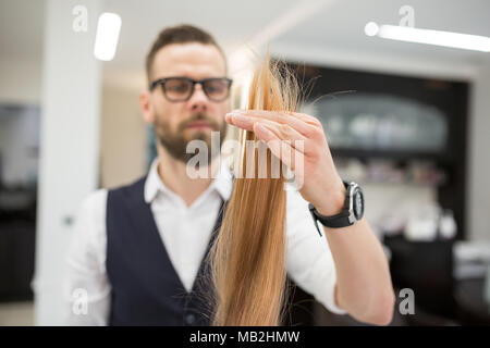 Portrait de l'accent coiffure à la mèche de cheveux à la clientèle Banque D'Images