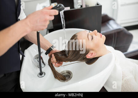 Portrait of young woman having hair coiffure à laver Banque D'Images