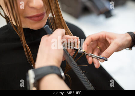 Portrait Portrait de jeune femme faisant couper les cheveux par coiffure Banque D'Images