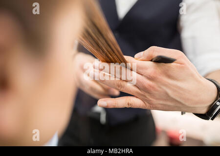 Portrait Portrait de coiffure hands holding mèche pour couper Banque D'Images