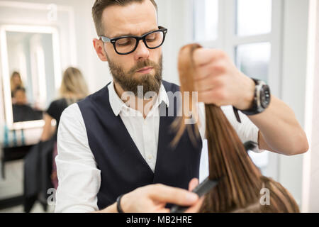 Portrait de l'accent coiffure coupe de cheveux avant de client peignage Banque D'Images