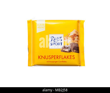 CHISINAU, MOLDOVA - 6 Avril, 2018 : Ritter Sport chocolat avec remplissage cornflake. Ritter Sport marque de chocolat allemand est fondée en 1912. Isolé sur Banque D'Images