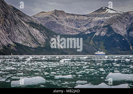 Pía bay, en arrière-plan Ventus bateau de croisière, le Canal de Beagle (nord-ouest), PN Alberto de Agostini, la Terre de Feu, Patagonie, Chili Banque D'Images