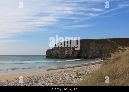 Plage de galets à Camaret sur Mer en presqu'île de Crozon, parc régional naturel d'Armorique - Bretagne, France Banque D'Images