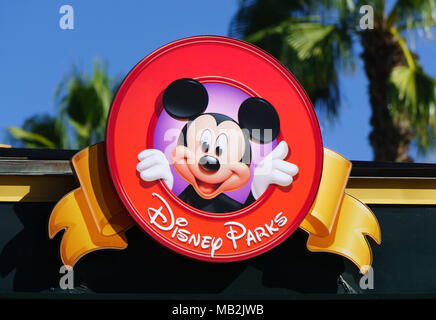 ANAHEIM, CA/USA - 10 octobre 2015 : Mickey Mouse sur panneau à Downtown Disney. Banque D'Images