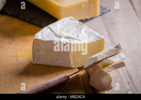 Tranches de fromage Brie sur une planche à découper. Banque D'Images