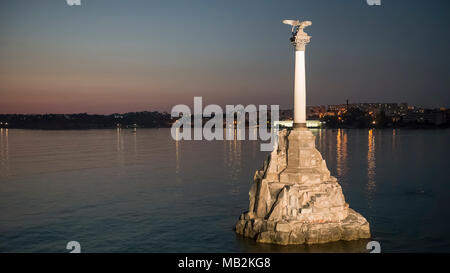 Sébastopol, en Crimée, la Russie. Monument de naufrages et de Mouettes volantes. Banque D'Images