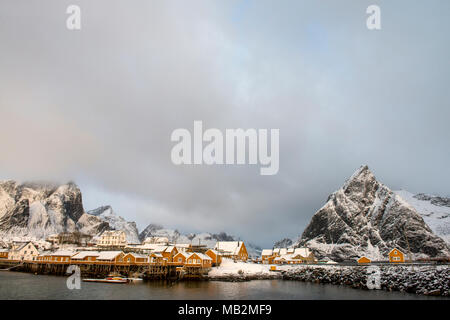 Cabanes de pêche traditionnelles en Sorvagen Lofoten, Norvège Banque D'Images