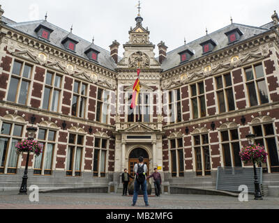 Utrecht, Pays-Bas - le 13 août 2016 : les touristes asiatiques prendre des photos devant le bâtiment de l'Académie au Dom Square. Banque D'Images