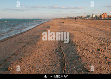 Plage de sable au début du printemps. Rimini, Italie Banque D'Images