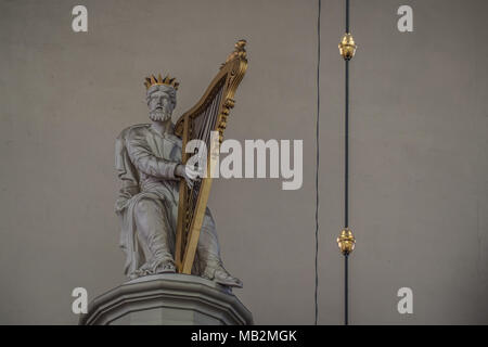 Utrecht, Pays-Bas - le 13 août 2016 : La figure sculptée en bois du roi David avec harpe sur le dessus de l'orgue de l'Église Saint-guénolé église Dom. Banque D'Images