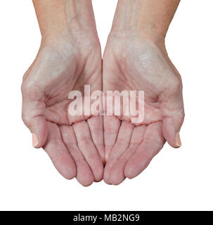 Gros plan d'une femme plus âgée's hands cupped comme si pour attraper de recevoir quelque chose. Arrière-plan blanc. Banque D'Images