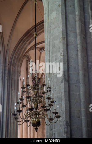 Utrecht, Pays-Bas - le 13 août 2016 : lustre et un pilier dans l'église gothique Dom. Banque D'Images