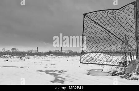 Explosee metal gate menant à la zone industrielle à l'extérieur de la ville, image en noir et blanc avec un copy space Banque D'Images