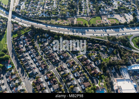 Vue aérienne de route 23 Freeway et quartier résidentiel, près de Los Angeles dans la banlieue de Thousand Oaks, en Californie. Banque D'Images