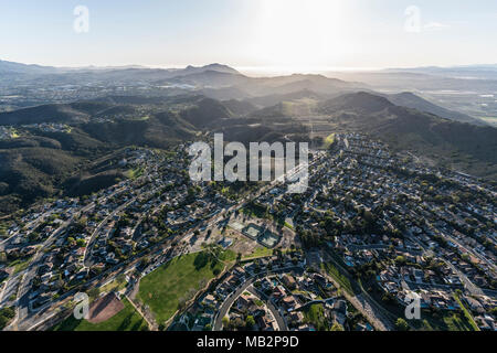 Vue aérienne de Lynn Ranch de voisinage et Wildwood Regional Park dans la banlieue de Thousand Oaks, en Californie. Banque D'Images