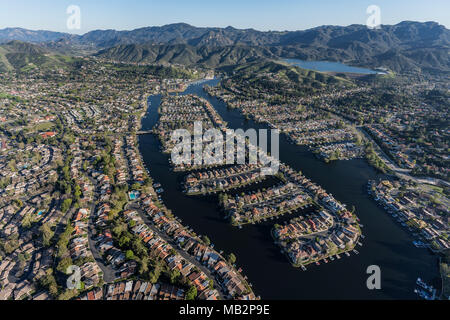 Vue aérienne du lac maisons avant autour de l'île de Westlake dans le mille chênes et communautés Westlake Village, près de Los Angeles, Californie. Banque D'Images