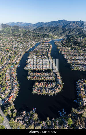 Vue aérienne verticale de l'île de Westlake et le lac à Thousand Oaks et Westlake Village des collectivités du sud de la Californie. Banque D'Images