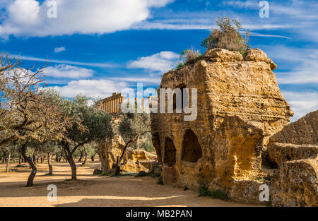 Les vestiges des remparts de la ville de l'ancien grec Akragas et les ruines du temple de Junon dans la Vallée des Temples, en Sicile, Italie. Banque D'Images