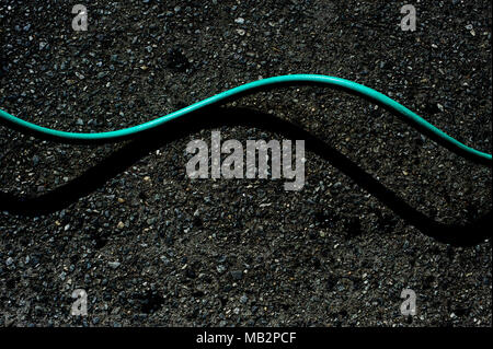 Un flexible vert sur le trottoir à New York, juillet 2013. Banque D'Images