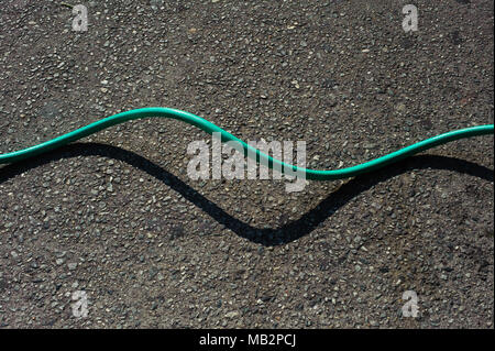 Un flexible vert sur le trottoir à New York, juillet 2013. Banque D'Images