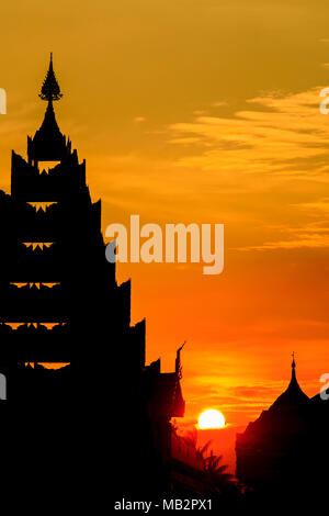 La pagode de silhouette contre le coucher du soleil à Batang Galang, Indonésie Banque D'Images
