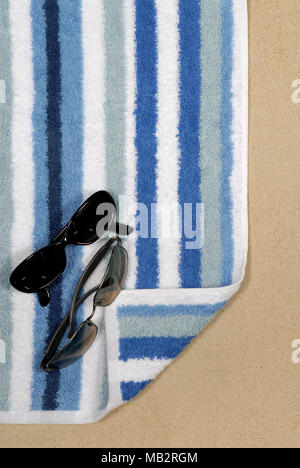 Scène Mer avec serviette et lunettes Banque D'Images