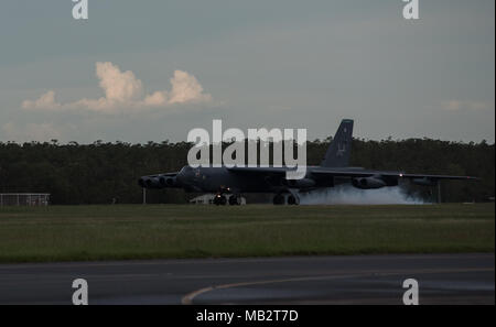 L'US Air Force UN B-52H Stratofortress, affecté à la 20e Escadron expéditionnaire piégée, déployés à partir de Base aérienne de Barksdale, en Louisiane, des terres sur la piste à la Royal Air Force (RAAF) Base Darwin, Australie, le 3 avril 2018. Deux bombardiers de l'US Air Force est arrivée en Australie dans le Territoire du Nord pour soutenir les américaines du Pacifique de l'air améliorée de la coopération (AEC) en coopération avec les équipes de la RAAF Australienne. Le CCE est constitué d'une série d'exercices d'air et d'activités de formation visant à renforcer la coopération régionale, la coordination et l'interopérabilité entre les services américains et australiens Banque D'Images