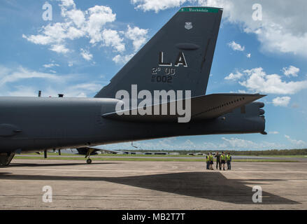 Les membres de la Royal Australian Air Force (RAAF) écouter un B-52H Stratofortress membre de l'équipage au cours d'une visite de l'avion à la base de la RAAF de Darwin, Australie, le 4 avril 2018. L'échange a été réalisée dans le cadre d'une semaine de l'air renforcée la coopération (AEC) de l'exercice. Le CCE est constitué d'une série d'exercices d'air et d'activités de formation entre les équipages australiens et américains et les équipes de soutien. (U.S. Photo de l'Armée de l'air par le sergent. Alexander W. Riedel) Banque D'Images