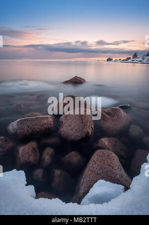 Paysage panoramique avec vue sur la mer et la plage des pierres sur l'heure du coucher du soleil en Finlande Banque D'Images
