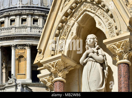 Londres, Angleterre, Royaume-Uni. St Laurent et Marie Madeleine Fontaine à boire à l'extrémité orientale de Carter Lane Gardens, en face de la route de St Paul's..... Banque D'Images