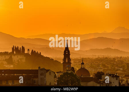 Coucher de soleil sur les montagnes à Florence en Italie Banque D'Images