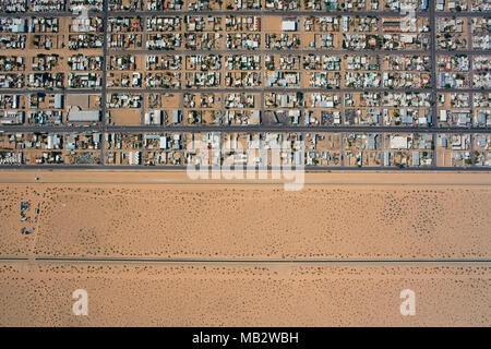 VUE AÉRIENNE VERTICALE.Frontière entre le Mexique et les États-Unis.Ville de San Luis Rio Colorado à Sonora, s'étendant le long de la frontière américaine. Banque D'Images