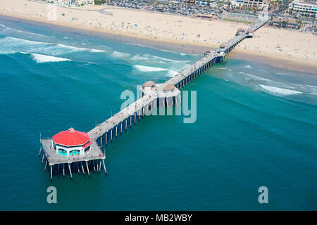 VUE AÉRIENNE.Jetée de Huntington Beach de 564 mètres de long.Orange County, Californie, États-Unis. Banque D'Images