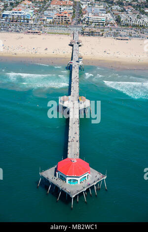 VUE AÉRIENNE.Jetée de Huntington Beach de 564 mètres de long.Orange County, Californie, États-Unis. Banque D'Images