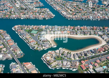 VUE AÉRIENNE. Ville de Sunset Beach avec ses chaînes. Huntington Beach, Orange County, Californie, États-Unis. Banque D'Images