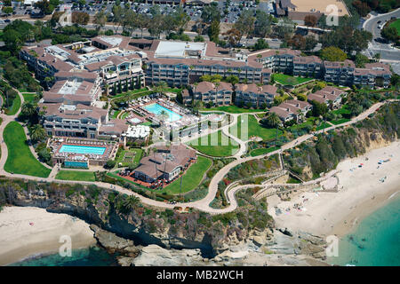 VUE AÉRIENNE. Montage Laguna Beach : un hôtel de luxe dans un cadre idyllique. Laguna Beach, Orange County, Californie, États-Unis. Banque D'Images