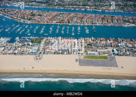 VUE AÉRIENNE. Péninsule de Balboa au premier plan avec l'île du Lido entre les deux cours d'eau. Newport Beach, Orange County, Californie, États-Unis. Banque D'Images