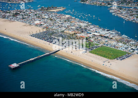 VUE AÉRIENNE. Newport Pier. Péninsule de Balboa, Newport Beach, Orange County, Californie, États-Unis. Banque D'Images