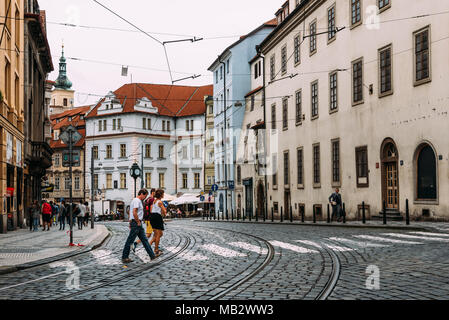 Prague, République tchèque - 19 août 2017 : scène de rue au centre-ville historique de Prague avec les personnes qui traversent la rue pavée Banque D'Images