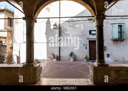 Sirmione, Italie. Entrée de l'Arcade Chiesa di Santa Maria Maggiore ou della Neve, église paroissiale de la petite ville et la presqu'île de Sirmione, provi Banque D'Images