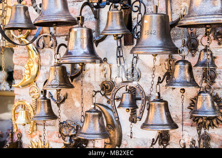 Ship bells suspendue à un mur store dans la ville italienne de Sirmione Banque D'Images