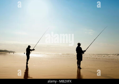 Durban, Afrique du Sud - 25. Juin 2017 : pêche pêcheur sur une plage seul à Sainte-Lucie, le Parc National de Hluhluwe, près de Durban. Banque D'Images