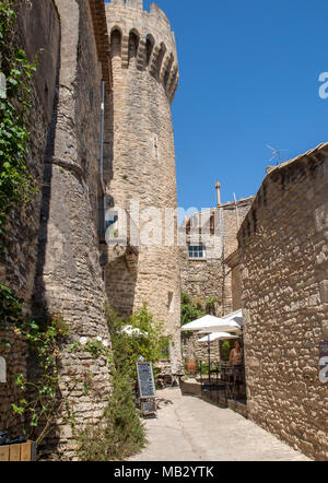 GORDES, FRANCE - 25 juin 2017 : ville médiévale de Gordes. Provence. La France. Banque D'Images