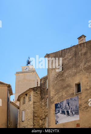 GORDES, FRANCE - 25 juin 2017 : une vieille maison en pierre typique avec un panneau illustrant les scènes de la vie à l'ancienne dans village de Gordes, Vaucluse, Pro Banque D'Images