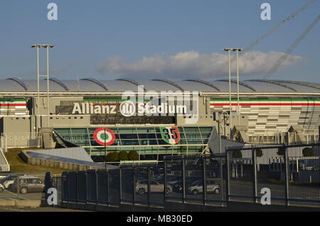 Turin, Italie, Piémont - 8 mars 2018 à 18:15 vers le coucher du soleil. Le stade Allianz à Turin, ancien Juventus Stadium, l'entrée principale côté. Banque D'Images