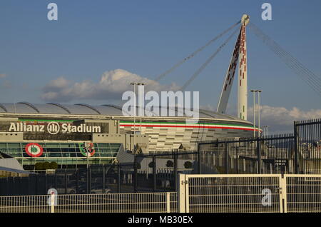 Turin, Italie, Piémont - 8 mars 2018 à 18:15 vers le coucher du soleil. Le stade Allianz à Turin, ancien Juventus Stadium, l'entrée principale côté. Banque D'Images